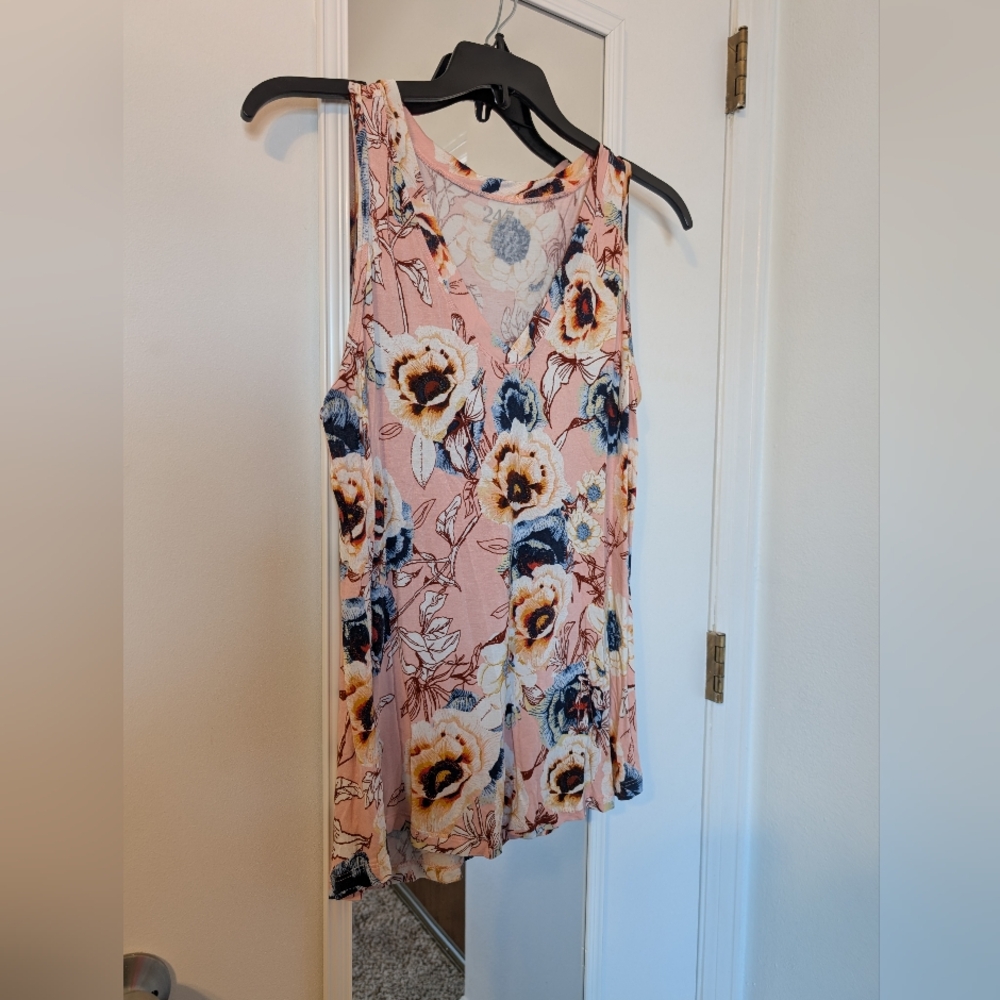 Maurices v- neck floral tank top, Size L
